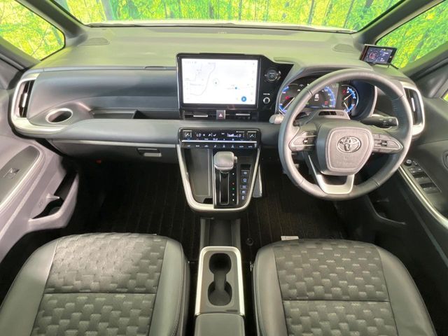 VOXY HYBRID