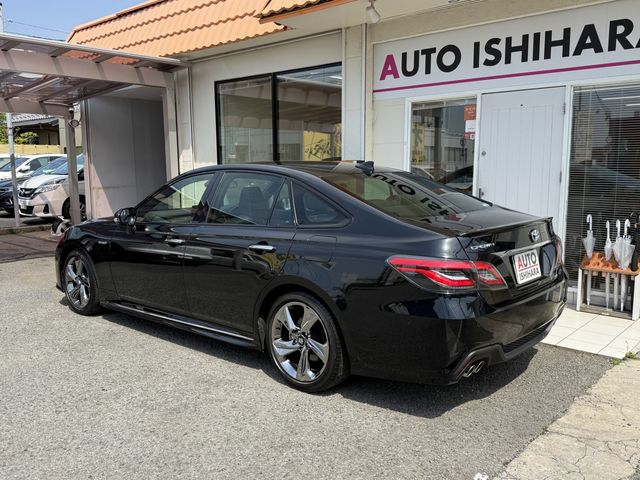 CROWN sedan hybrid