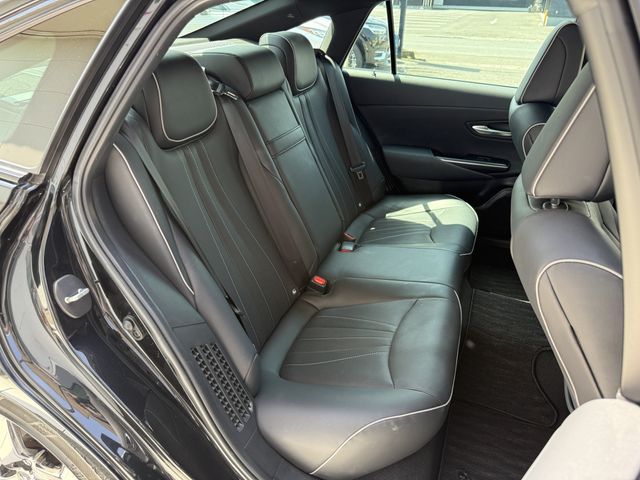 CROWN sedan hybrid