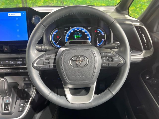 VOXY HYBRID