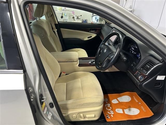 CROWN sedan 4WD