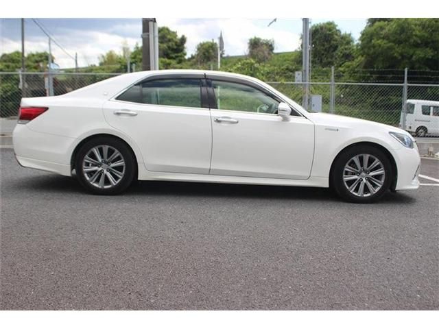 CROWN sedan hybrid