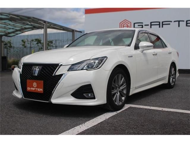 CROWN sedan hybrid