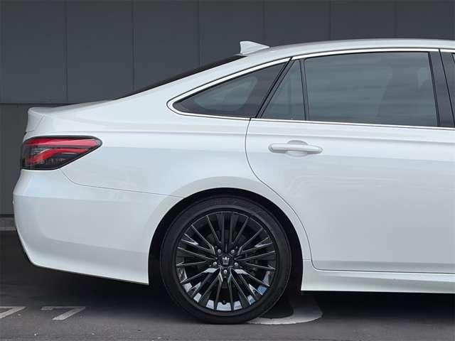CROWN sedan hybrid