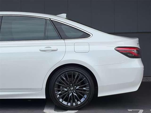 CROWN sedan hybrid