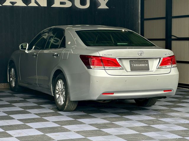 CROWN sedan