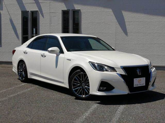 CROWN sedan hybrid