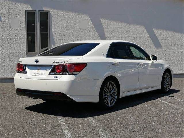 CROWN sedan hybrid