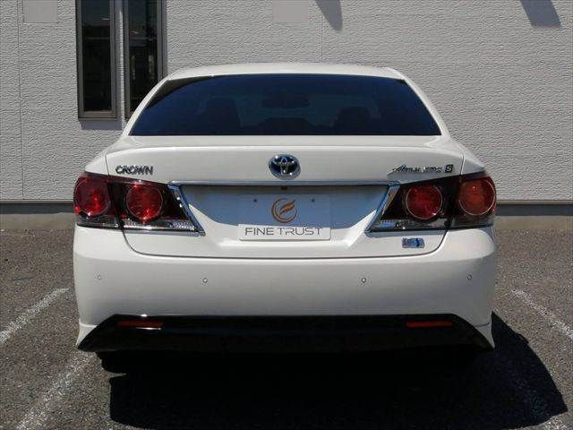 CROWN sedan hybrid