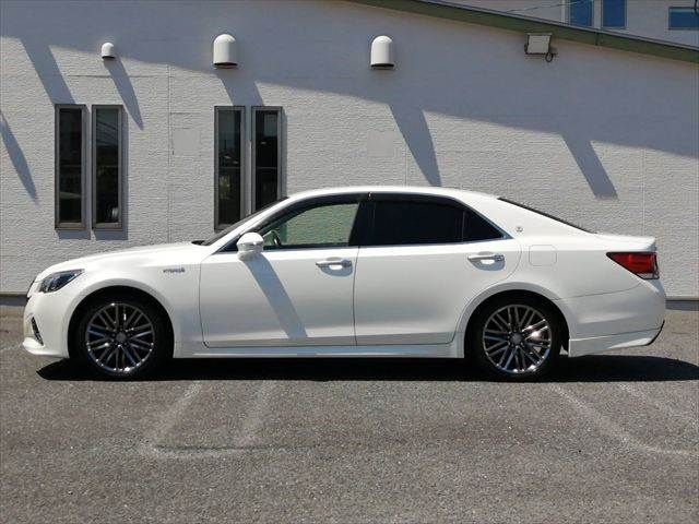 CROWN sedan hybrid