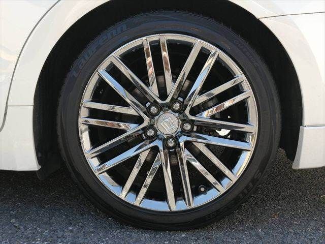 CROWN sedan hybrid