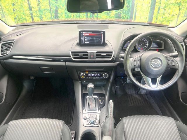 AXELA sedan