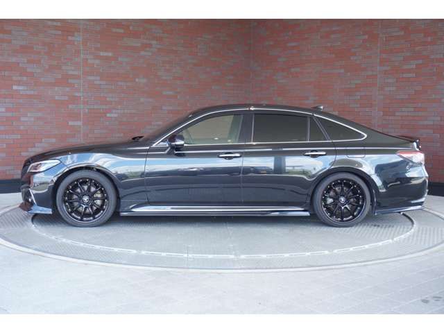 CROWN sedan hybrid