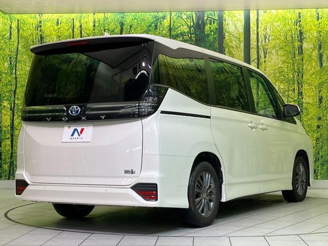 VOXY HYBRID