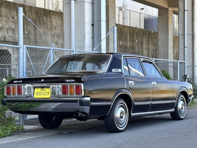 CROWN sedan