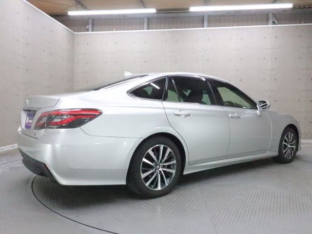 CROWN sedan hybrid