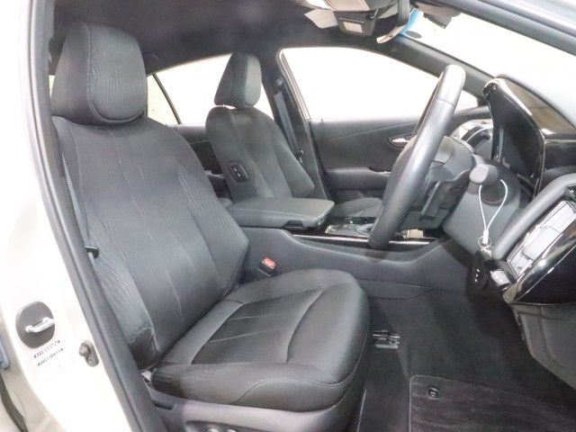 CROWN sedan hybrid