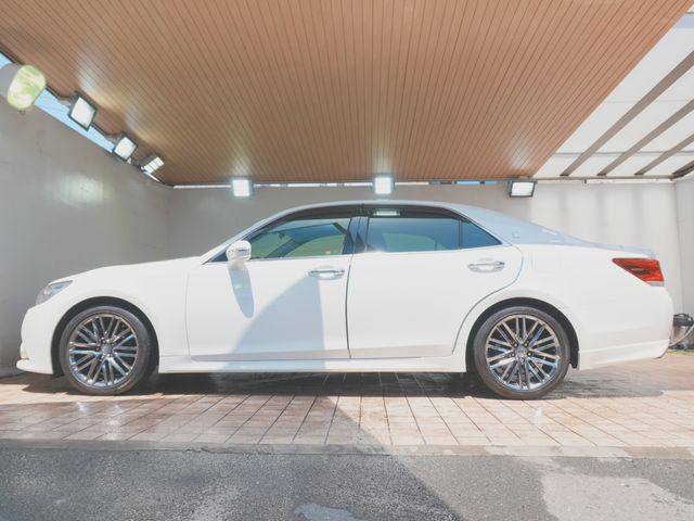 CROWN sedan