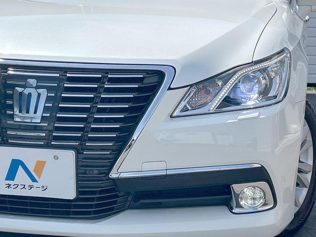 CROWN sedan hybrid