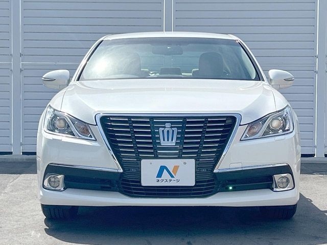 CROWN sedan hybrid