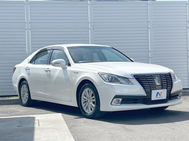 CROWN sedan hybrid