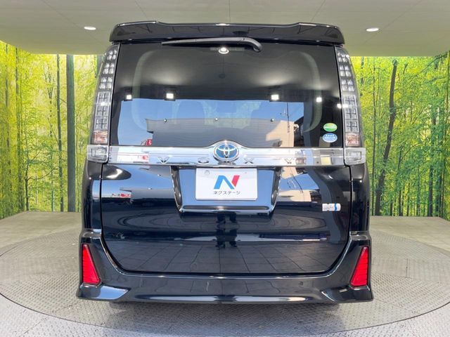 VOXY HYBRID