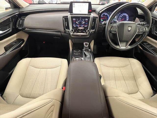 CROWN sedan hybrid