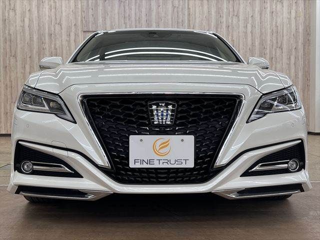 CROWN sedan hybrid