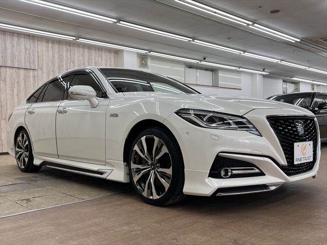 CROWN sedan hybrid