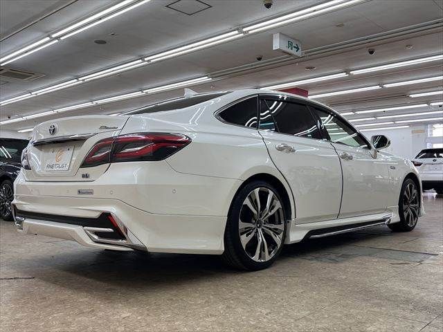 CROWN sedan hybrid