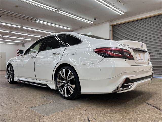 CROWN sedan hybrid
