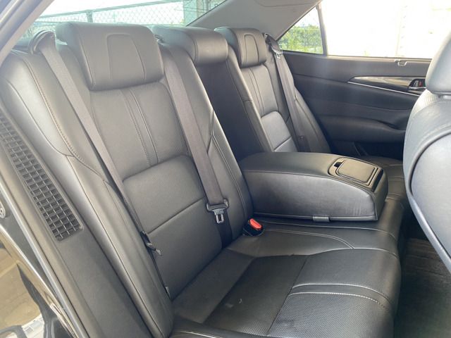 CROWN sedan hybrid