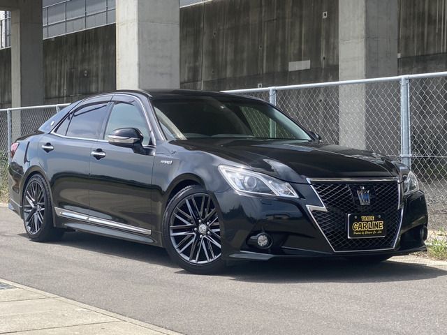 CROWN sedan hybrid