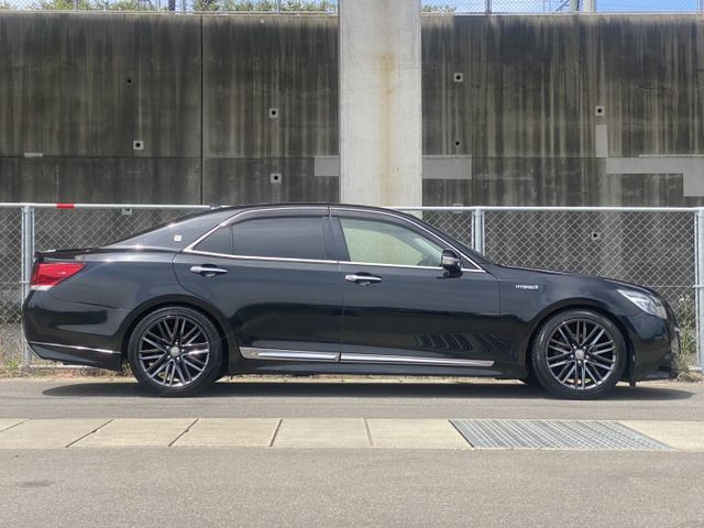 CROWN sedan hybrid