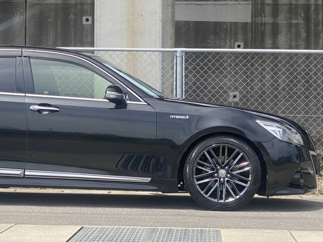 CROWN sedan hybrid