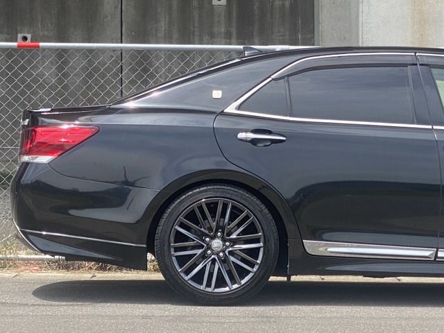 CROWN sedan hybrid