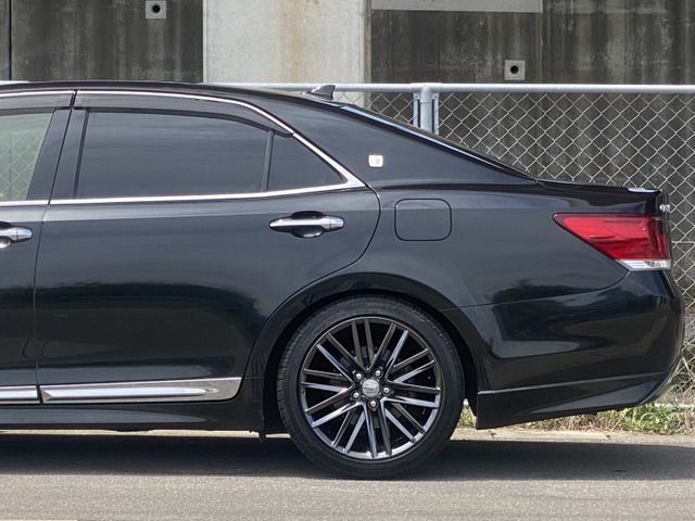 CROWN sedan hybrid