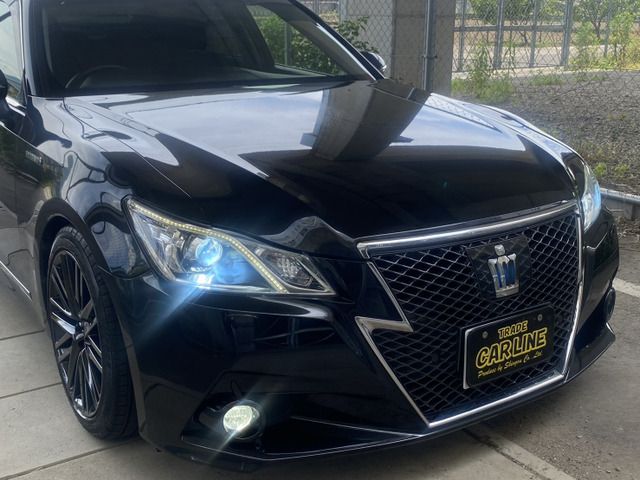 CROWN sedan hybrid