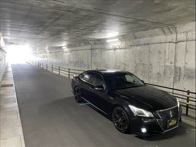 CROWN sedan hybrid