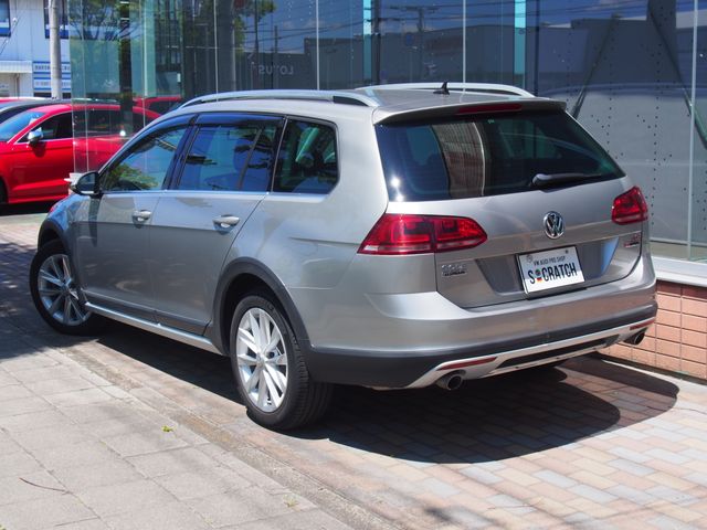 VOLKSWAGEN GOLF Alltrack