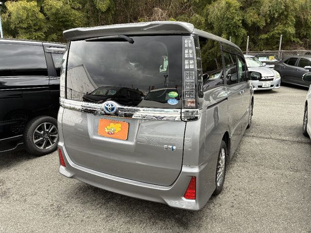 VOXY HYBRID