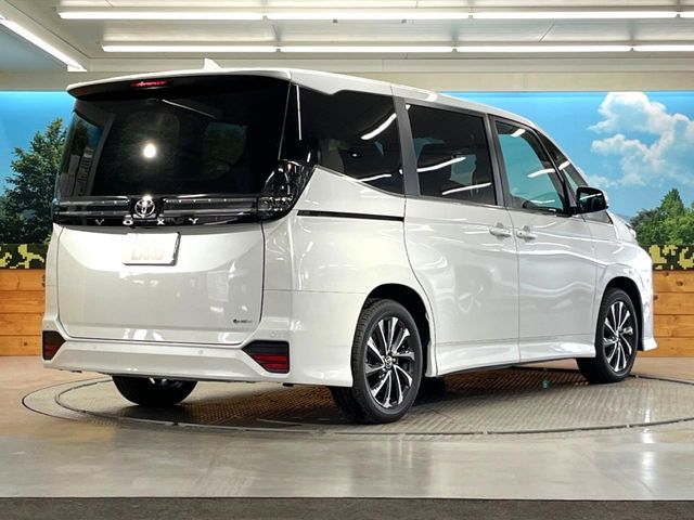 VOXY HYBRID