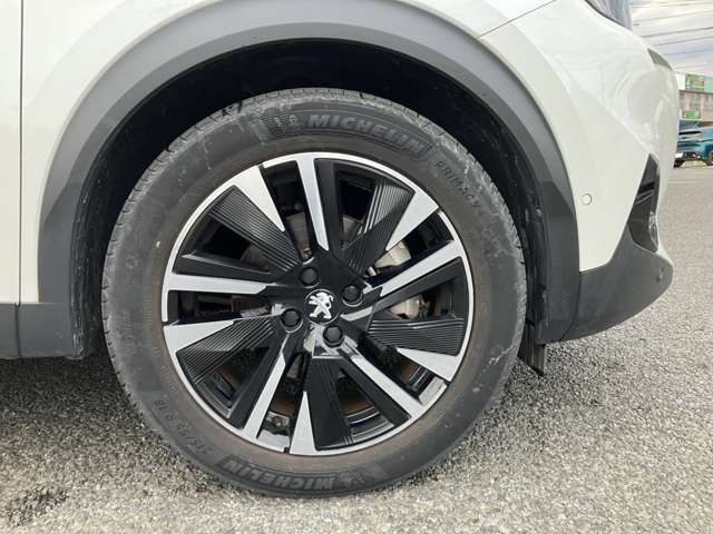 PEUGEOT e-2008