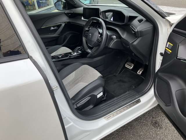 PEUGEOT e-2008