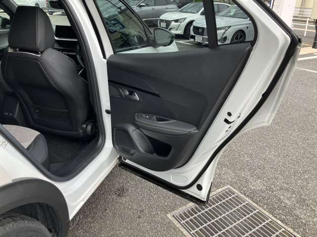 PEUGEOT e-2008