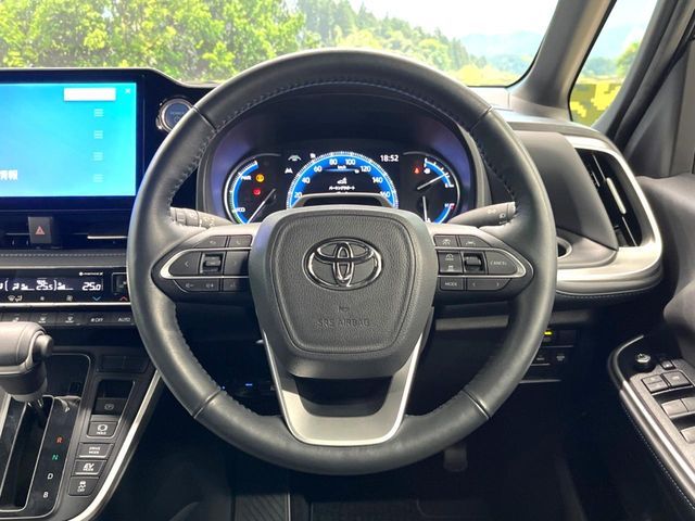 VOXY HYBRID