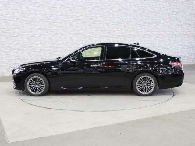 CROWN sedan hybrid