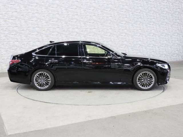 CROWN sedan hybrid