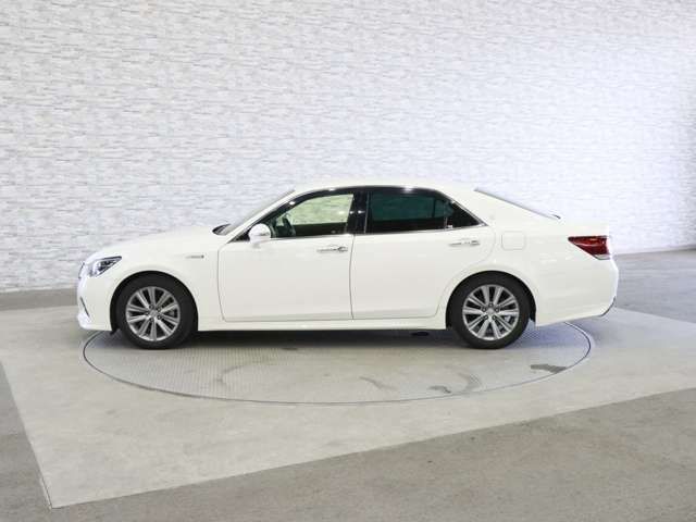 CROWN sedan hybrid