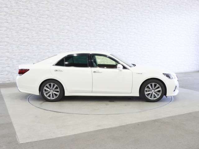 CROWN sedan hybrid